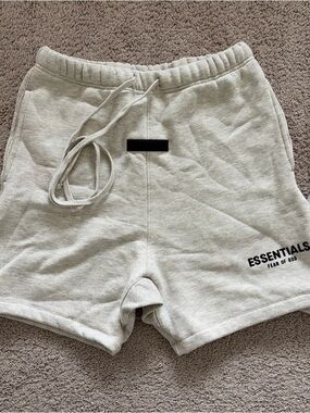 Fear of God Essentials Shorts SS22 Light Oatmeal - 100% Authentic (XS)
